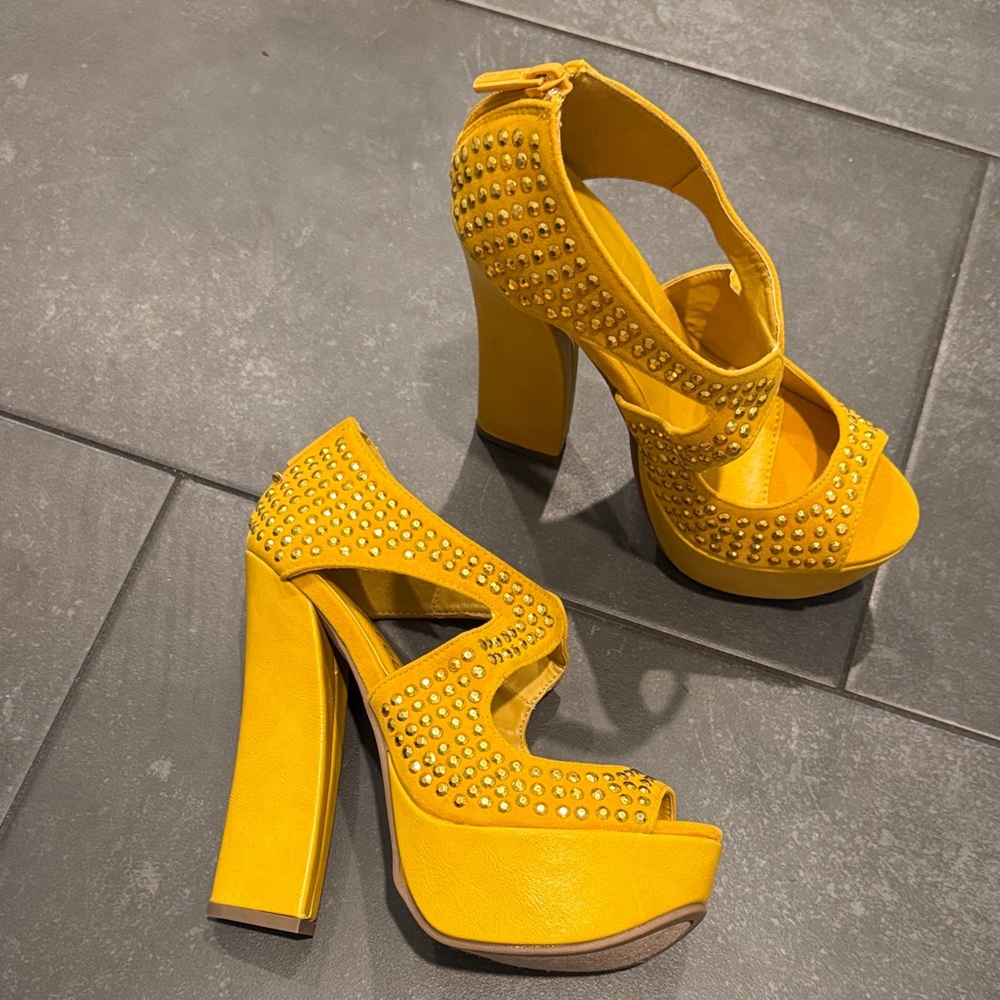 Kiss & Tell Caitlyn Yellow Studded Platform Heels 6.5